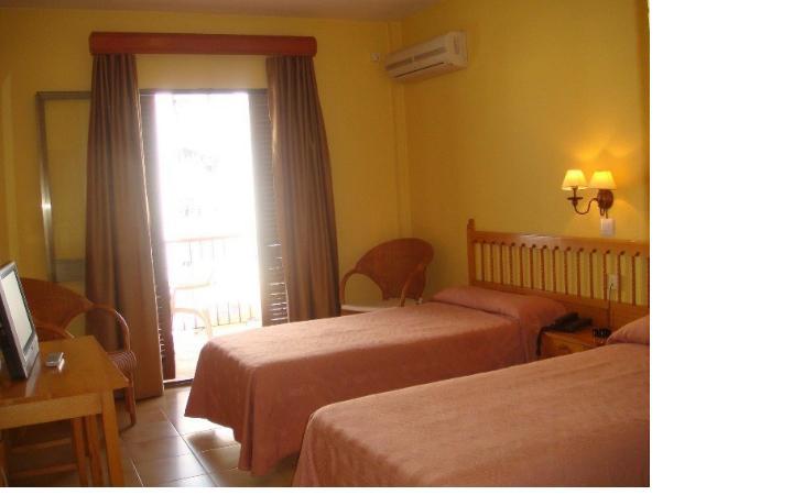 Hotel Tres Jotas Conil 科尼尔-德拉弗龙特拉 外观 照片