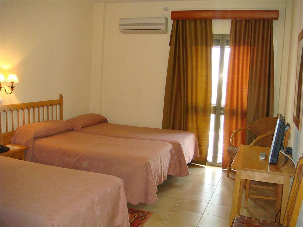 Hotel Tres Jotas Conil 科尼尔-德拉弗龙特拉 外观 照片